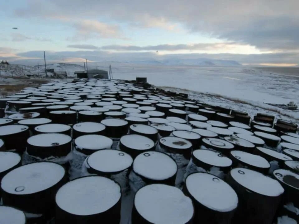 Арктические проблемы россии. Радиоактивные отходы Северный Ледовитый океан. Бочки в Арктике. Экология Арктики. Загрязнение Арктики.