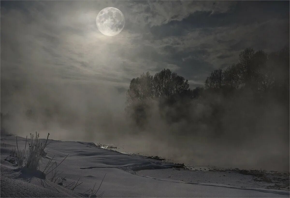 За окном бушует ветер. Зимняя буря. Мрачный зимний пейзаж. Туман ночью. Зимняя буря ночь.