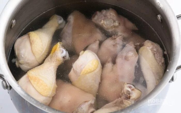 Как приготовить холодец из куриных ножек. Холодец из куриных ножек. холодец из куриных голеней. холодец из рульки и курицы. заливное из куриных ножек.