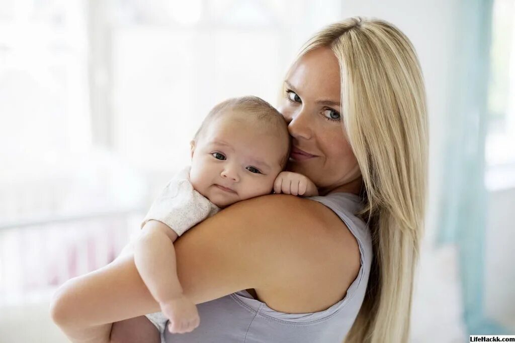 Молодая мама блондинка. Женщина с ребенком. Мать с ребенком. Женщина с ребенком на руках. Мама с ребёнком на руках.
