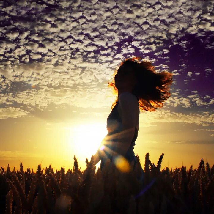 солнце радость. девушка солнце. красивые девушки на закате. женщина с распростертыми руками. девушка в солнечных лучах.