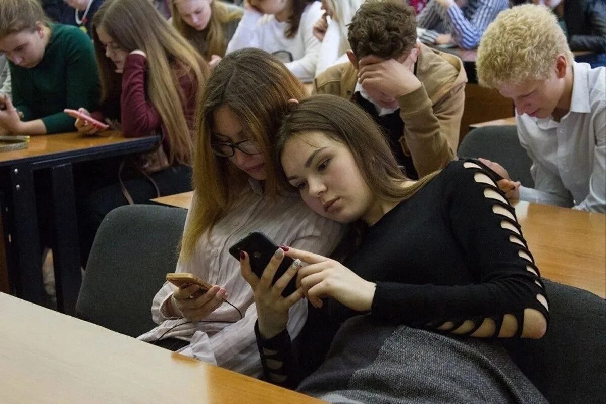 Подростки в школе. Сижу в школе. Школьники старшеклассники. Старшеклассники в школе на уроке. После школы сидим