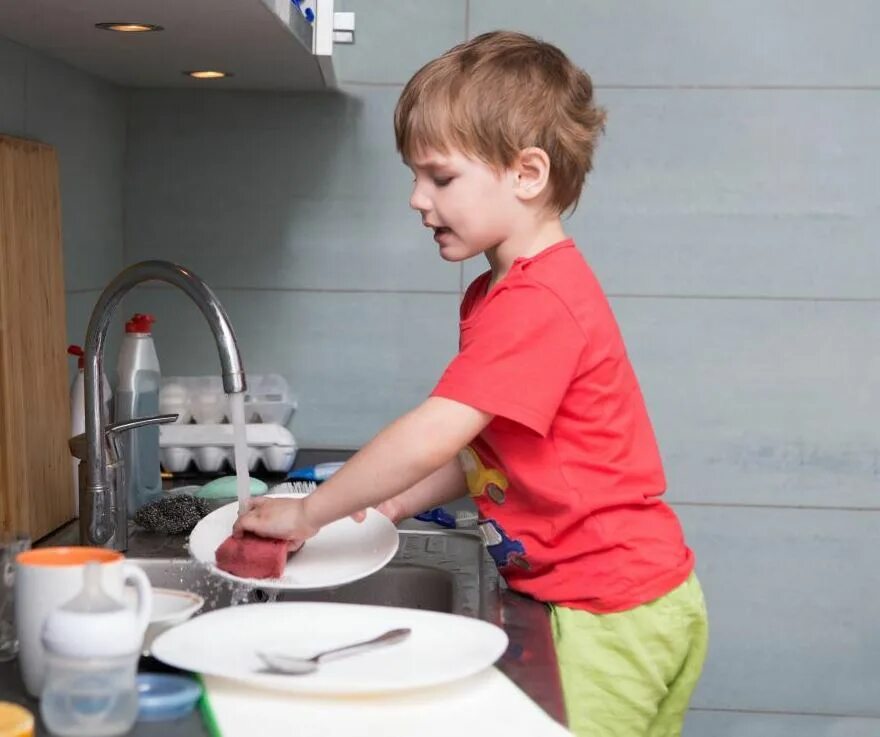Семья на кухне вода. Wash the dishes. Картинки как дети моют посуду. Девушка моет посуду. Finger washer wives washer.