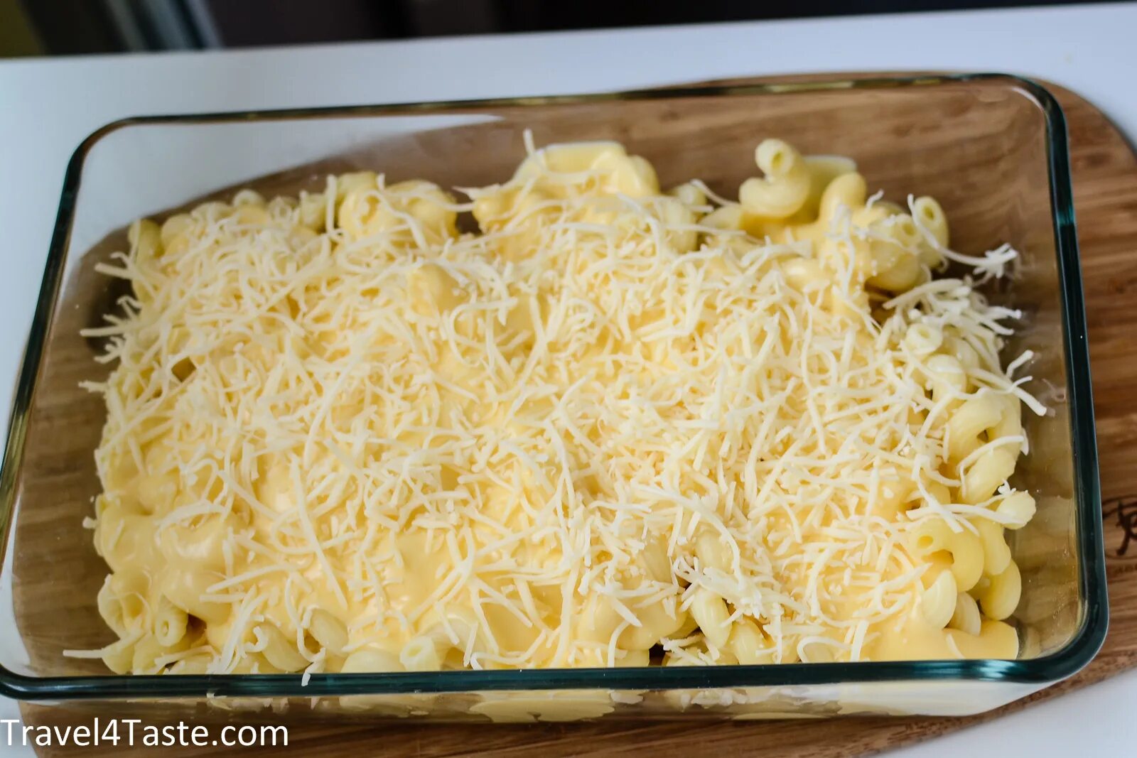 Лапша с сыром в духовке. Макароны с сыром в духовке. Паста в духовке с сыром. Макароны запеченные в духовке.