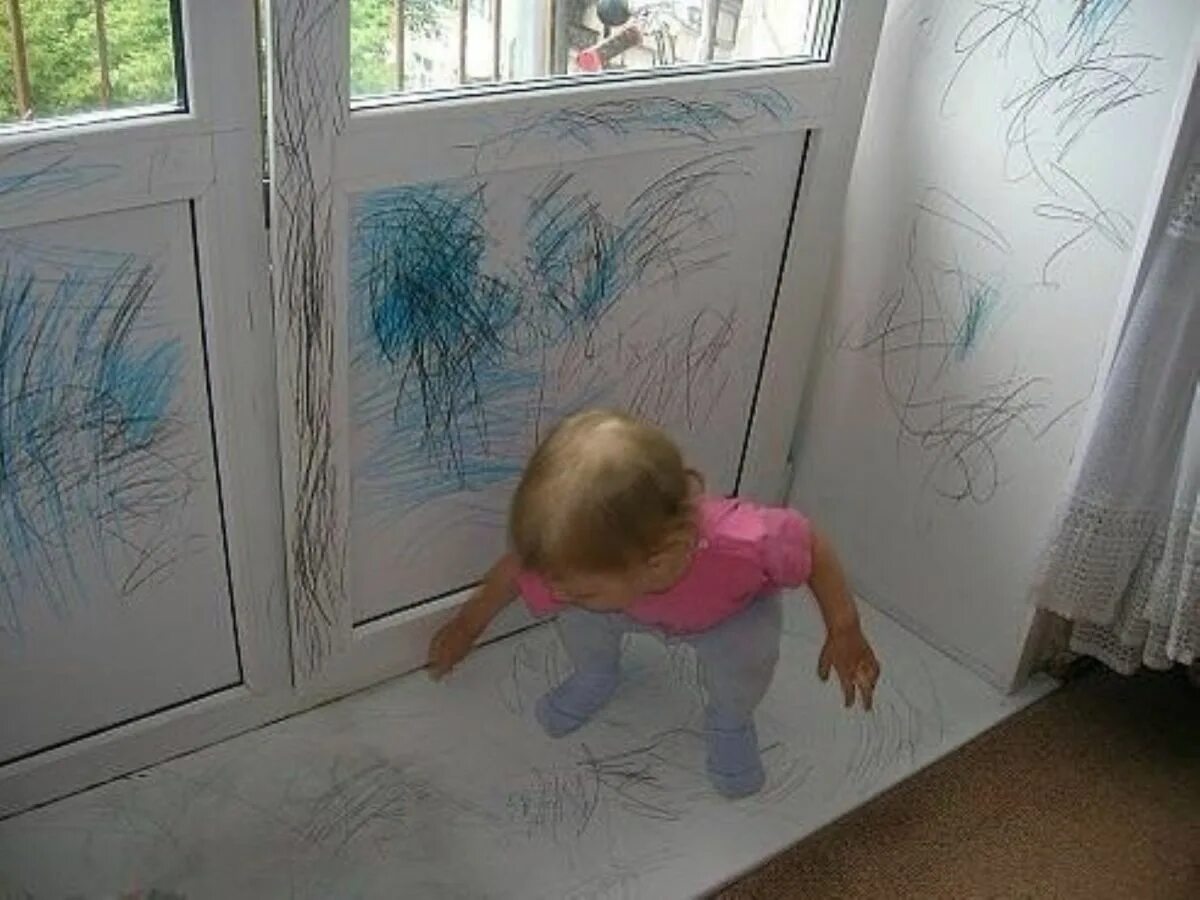 Ребенок разрисовал стены. Ребенок изрисовал комнату. 5 Минут тишины дети. Так выглядят 5 минут тишины. За 3 минуты мальчик
