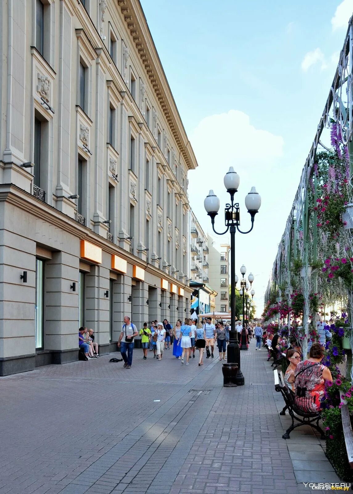 Улицы москвы лето. Улица Арбат в Москве. Улица Арбат (старый Арбат). Пешеходная улица в Москве Арбат. Старый Арбат пешеходная улица.