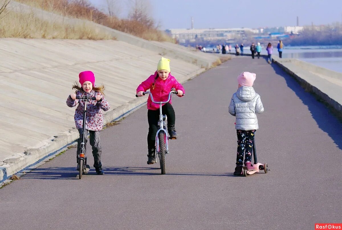 набережная пермь детская площадка. тула набережная детская площадка. новая набережная казань кабан. набережные ребенок. детская площадка на набережной.