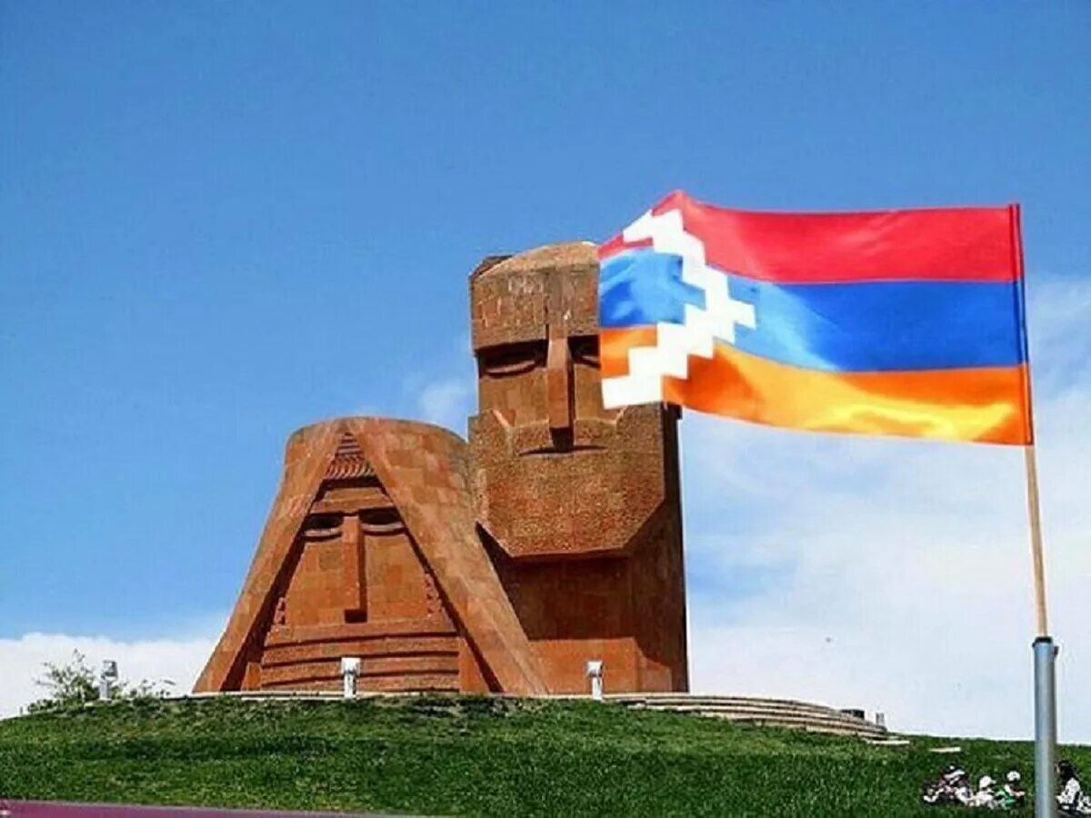Нагорно-карабахская республика. Карабах памятник папик татик. Монумент “мы и наши горы” арцаха. Флаг нагорно-карабахской республики. Слово арцах.