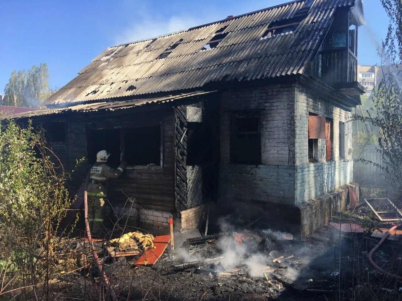 Горят два дома. РДР 2 дом сгоревший. Пожар в больших Брусянах Свердловская область. Пожар в ДНТ Гарант. Пожар с Яренск август 2022 база Сарата.