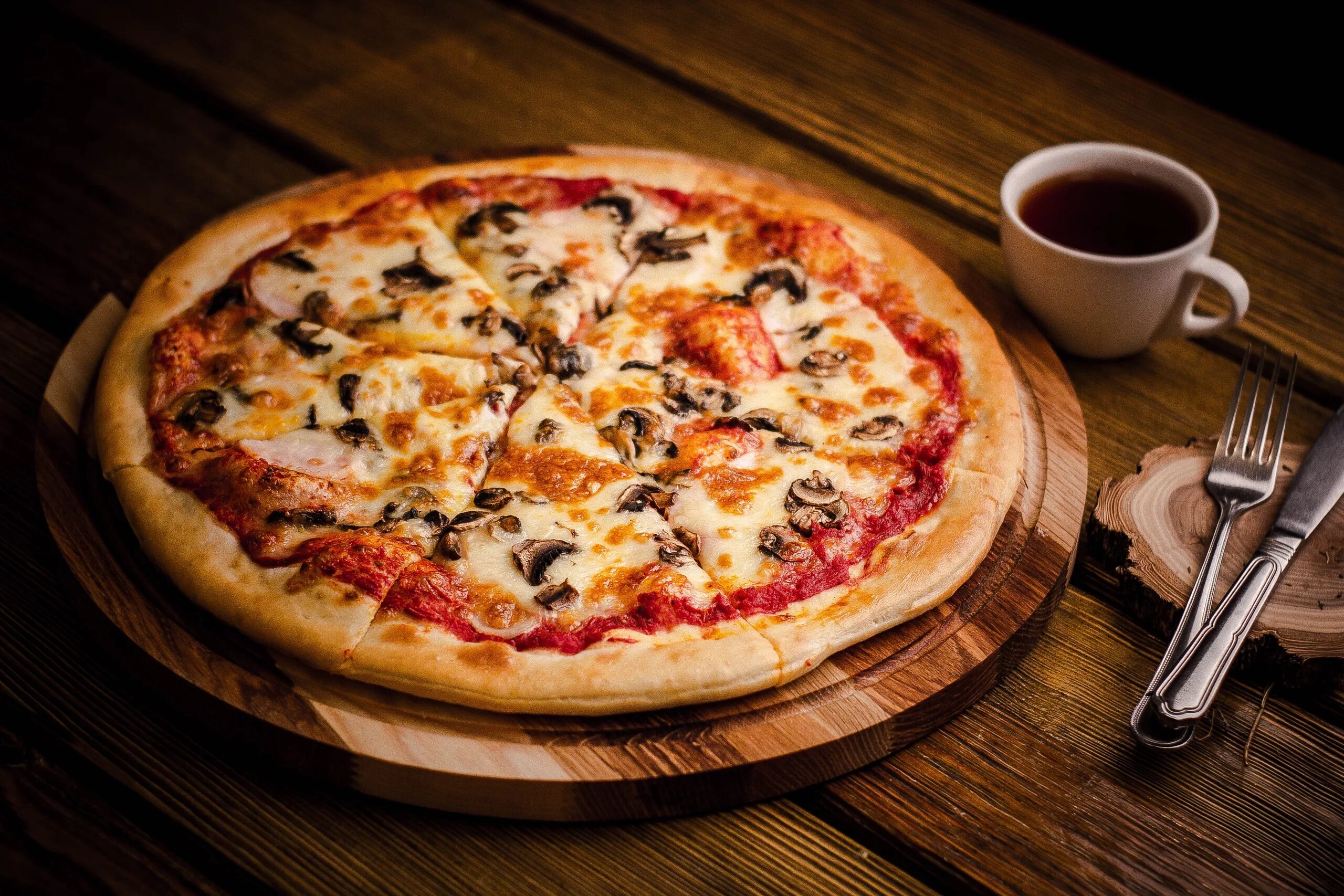 Окто пицца. Пицца ветчина и грибы. Итальянская пицца с ветчиной. Пицца ветчина грибы помидоры. Пиканто Партенит пиццерия.