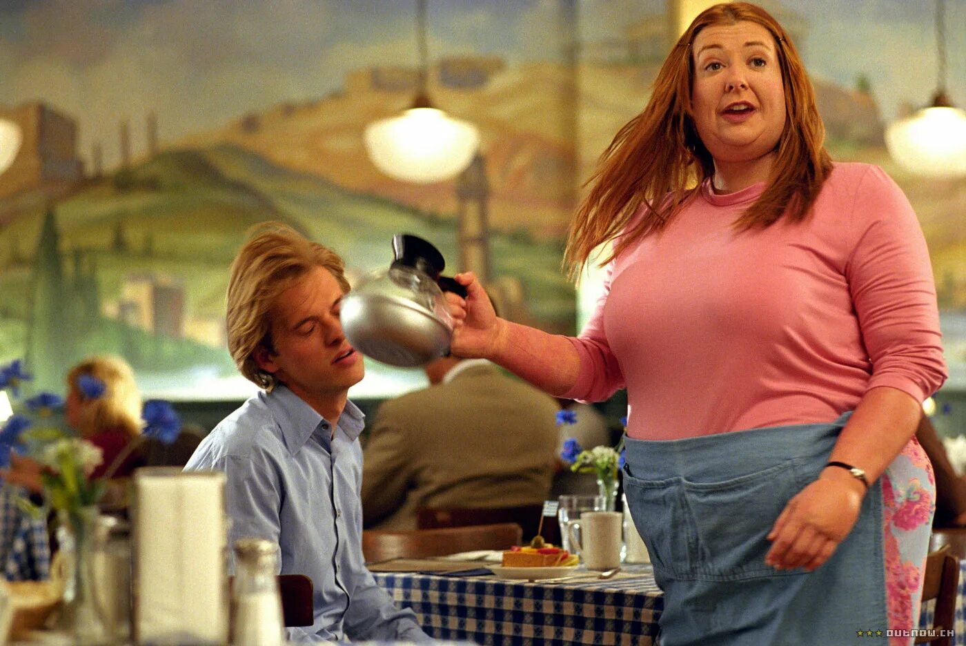 Увидел тетку. Черный кот прикол. Кошки демотиваторы смешные. Пожилые женщины на корточках. Мальчик заглядывает.