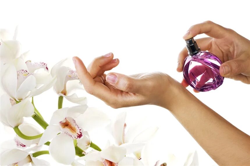Духи долго держат запах. Нанесение парфюма. духи брызгают. парфюм на запястье. рука с духами.