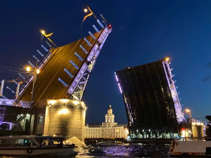 Разводной мост александра невского в санкт-петербурге. Дворцовый мост триколор. Разводные мосты обложка альбома март оф скай. Эверетт разводной мост. Разводные мосты mart.