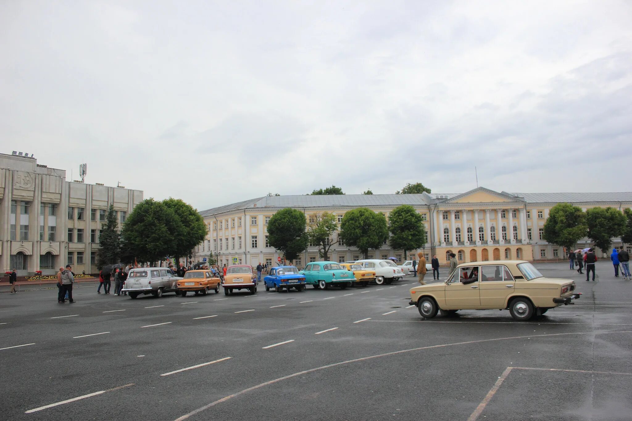 Колонны остановились. Театральная площадь Луганск. Луганск Главная площадь. Площадь Гагарина Тверь. Пр Ленина 81 Тула.