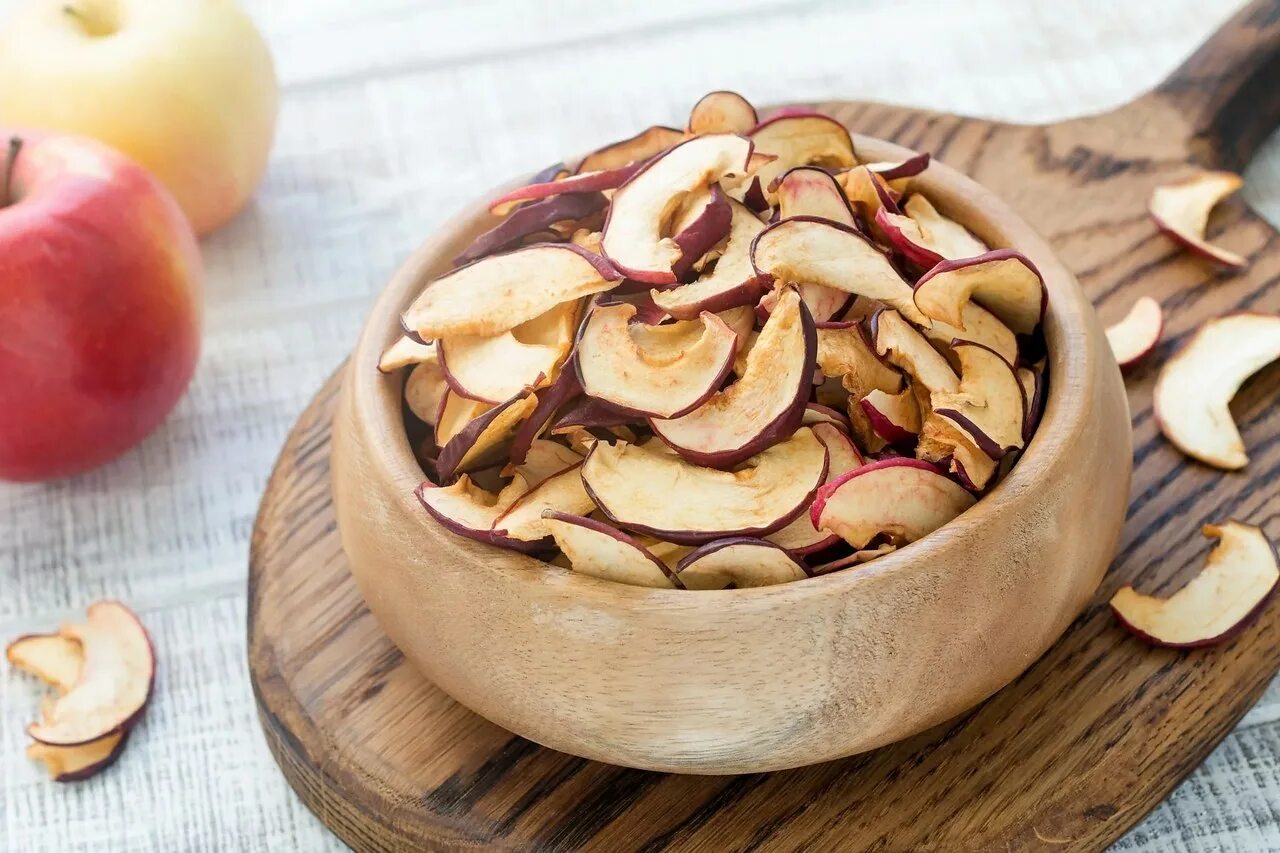 Влияет ли сорт яблок на засушивание. Яблоко сушёное. Сухофрукты яблоки. Высушенное яблоко. Яблочные чипсы.
