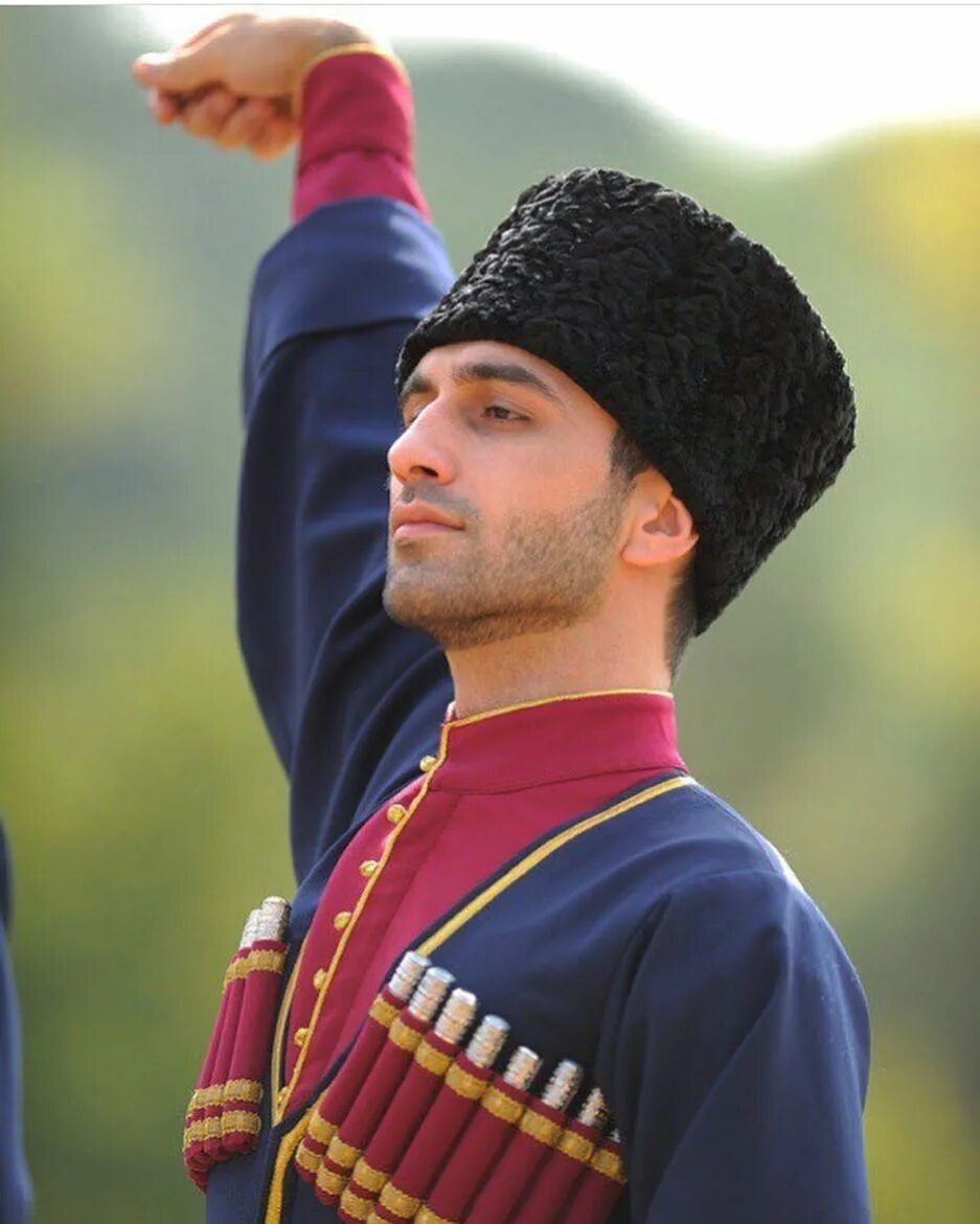 Черкес узманов. Костюмы народов осетины. Осетины народный костюм. Северные осетины. Нация мегрелы.