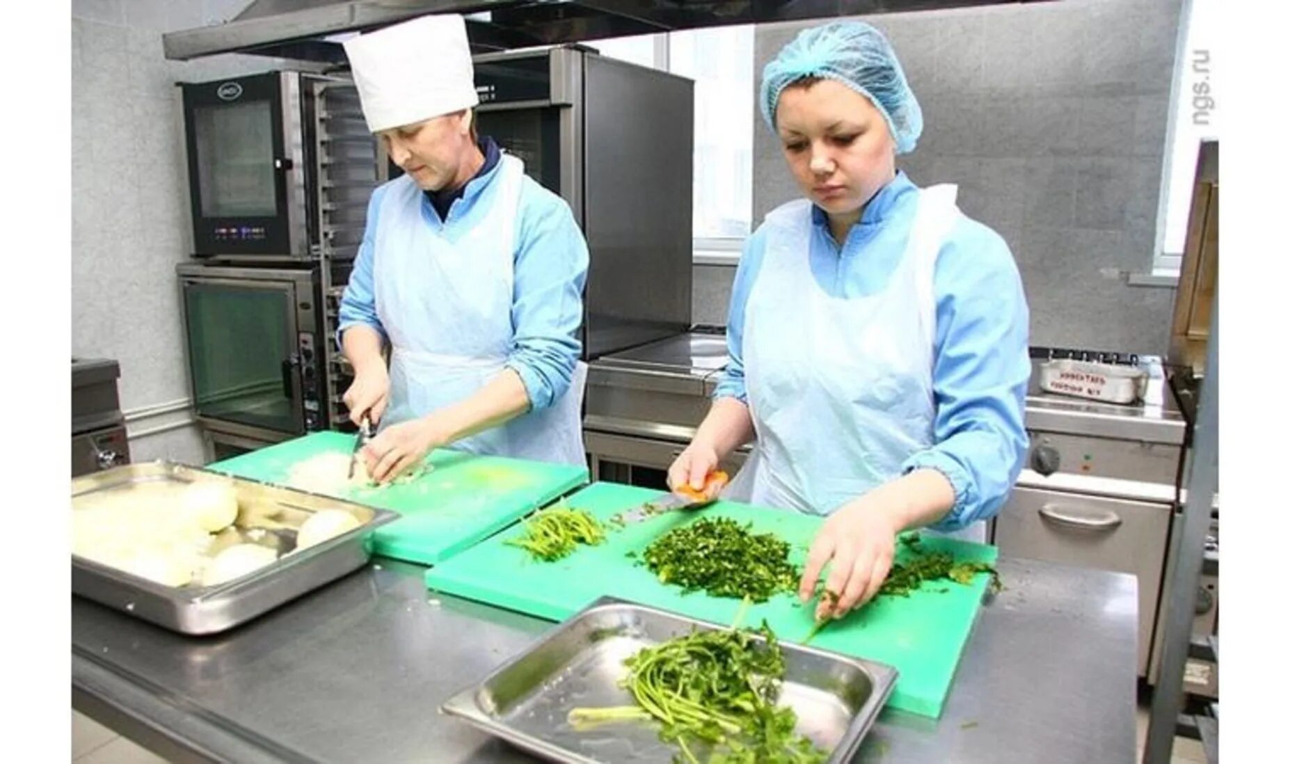 кухня предприятия общественного питания. полуфабрикаты на предприятии общественного питания. профессиональное оборудование для общепита. овощной заготовочный цех. цех мясных полуфабрикатов.