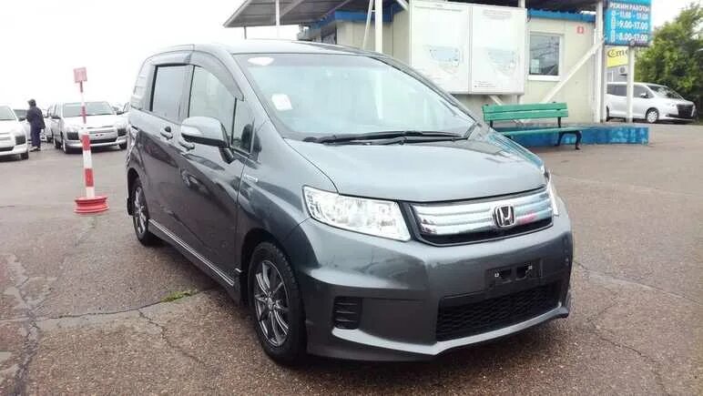 Honda freed Spike 2015. Фрид Спайк гибрид 2012. Хонда Фрид 2012 гибрид.