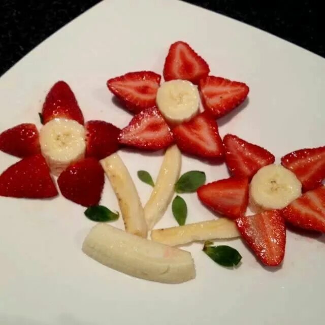 Как красиво нарезать клубнику. Красивая нарезка клубники. красиво нарезать клубнику. закуска с клубникой. нарезка клубники для украшения.