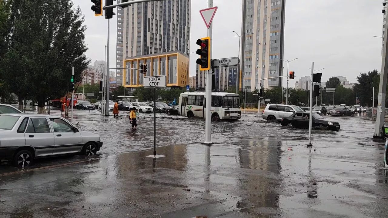 Казахстан потоп сегодня. Потоп в Астане. Астана дождь. Дождливая Астана. Нурсултане наводнение?.