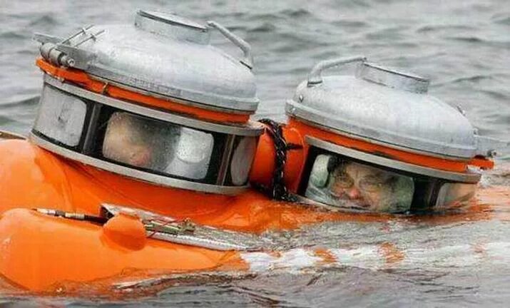 Задраить люки. Прикольные лодки. Средства для передвижения под водой. Спасательная камера на подводной лодке. Спасательный плот подводников.