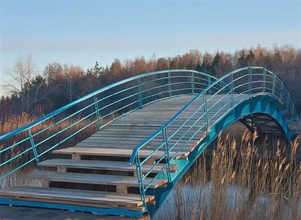 Длина пешеходного моста. Мостик в парке Победы Омск. Парк Победы мост Липецк. Мензелинск пешеходный мост. Парк Победы Омск озеро соленое.