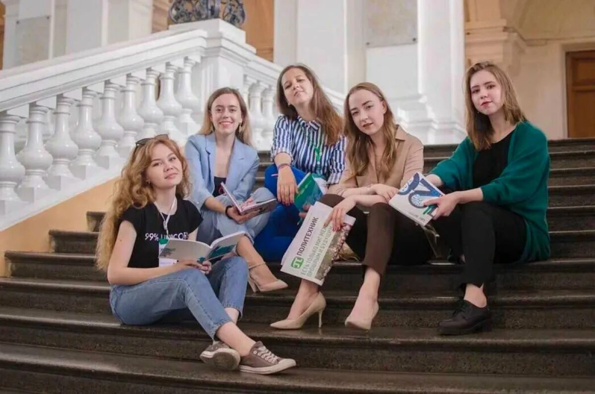 Две женщины спб. Фотосессия в городе идеи для девушки. Алена фурсова однополый брак. Санкт-петербург. Стефания маликова в санкт-петербурге.