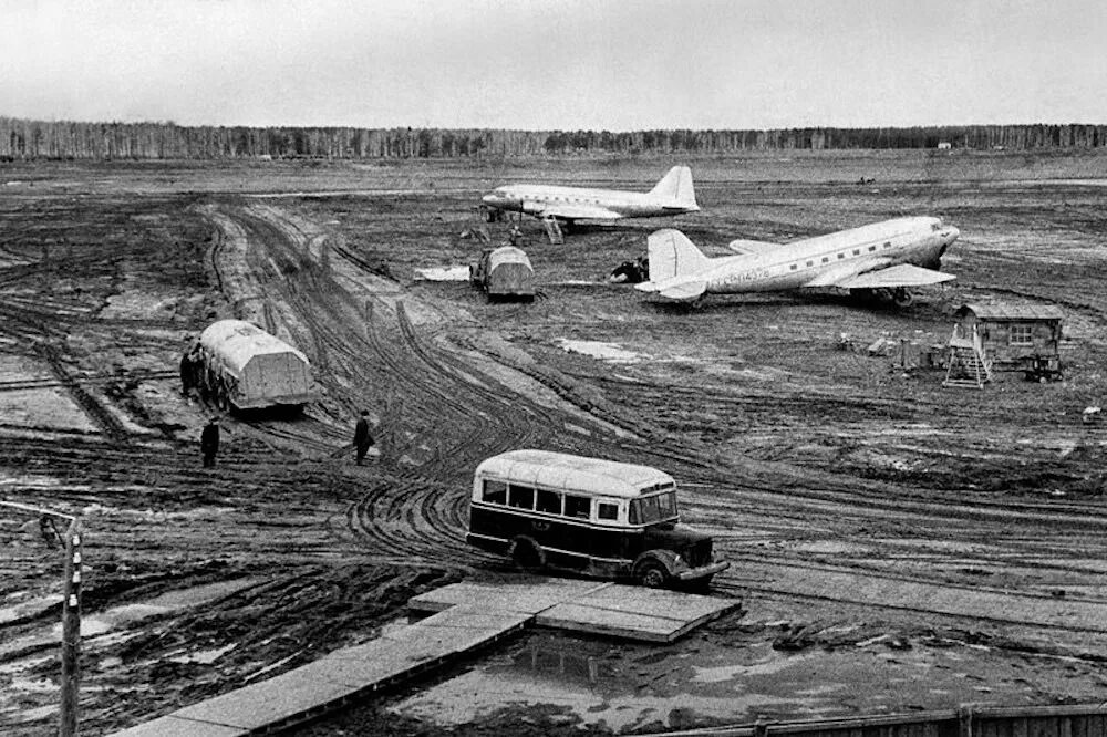 1957 год первый в истории. Толмачево 1957. Толмачево в 1957 году. 1957 Новосибирск аэропорт. Старый аэропорт Новосибирск Толмачево.