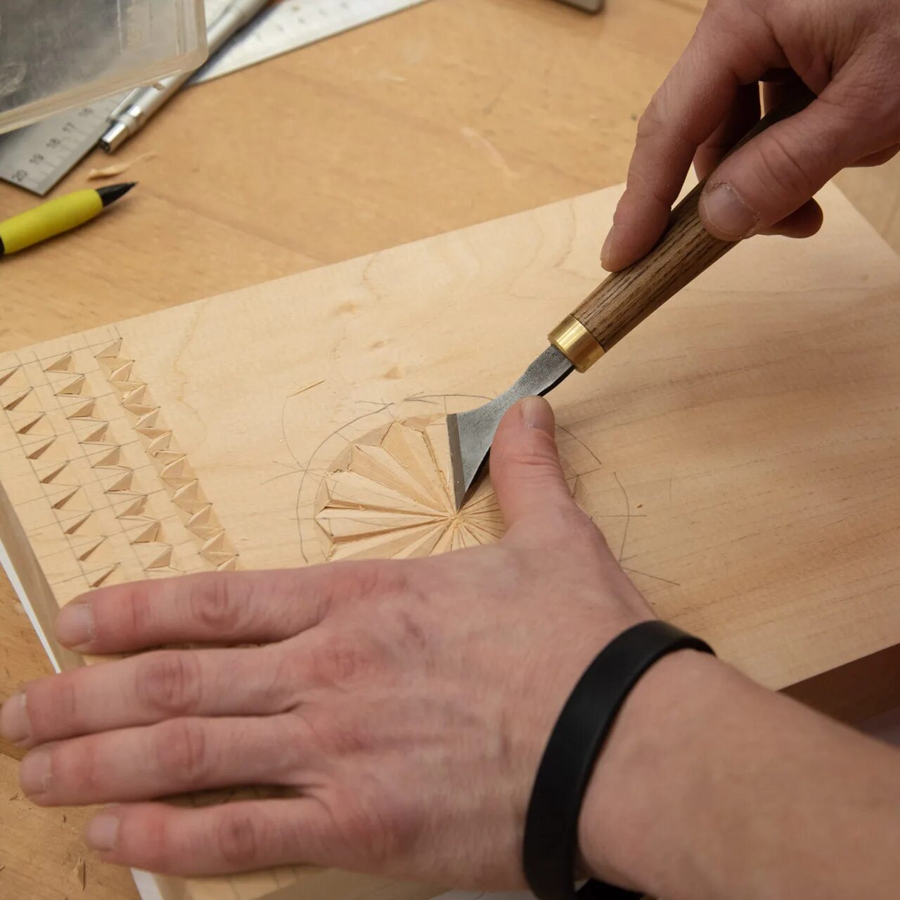 Техники художественной обработки древесины. Резьба по дереву. Резчик по дереву. Геометрическая резьба по дереву. Резьба по дереву макет.