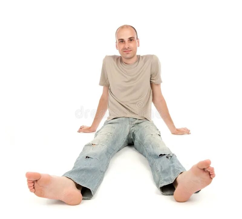 Человек сидит на полу. Парень сидит на полу. Человек сидит с вытянутыми ногами. Человек сидит облокотившись.