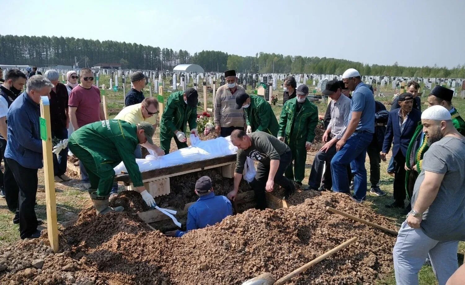 Татары поминки дни. Самосыровское кладбище Казань. Венер Айзатова Казань похороны. Похороны детей в Казани погибших в 175 школе. Самосыровское кладбище Казань мусульманское.