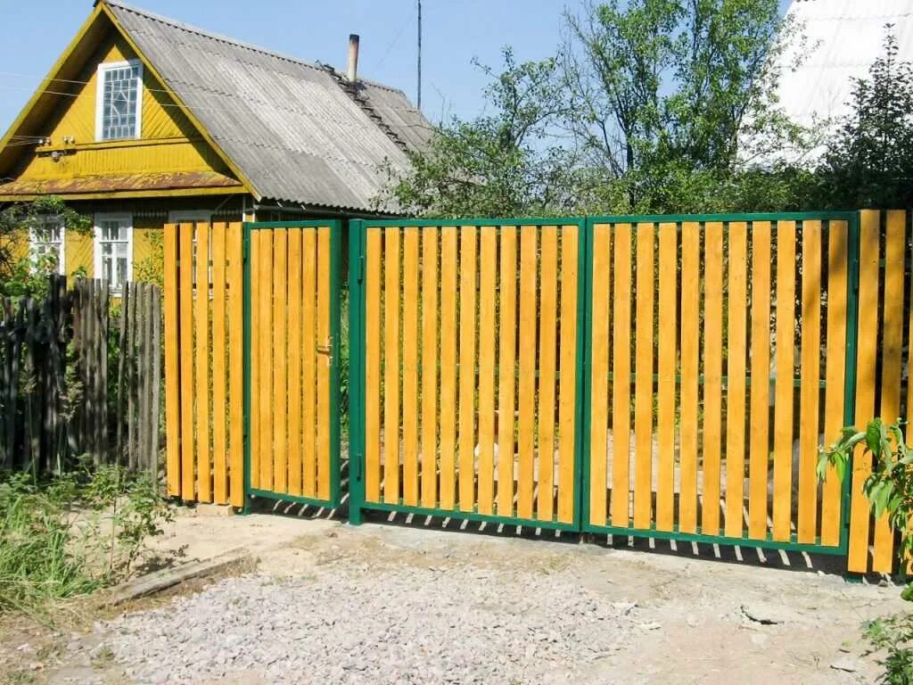 Покрашенный забор почему. Недокрашенный забор. Покрасить забор. Красиво покрасить забор. Деревянный забор.