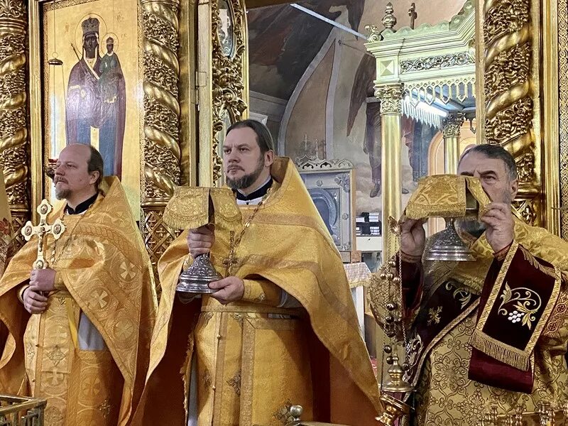 Служба в церкви. Служба церковь златоуст. Златра златоуст. С престольным праздником иоанна златоуста. Златоустовская епархия официальный сайт духовенство.