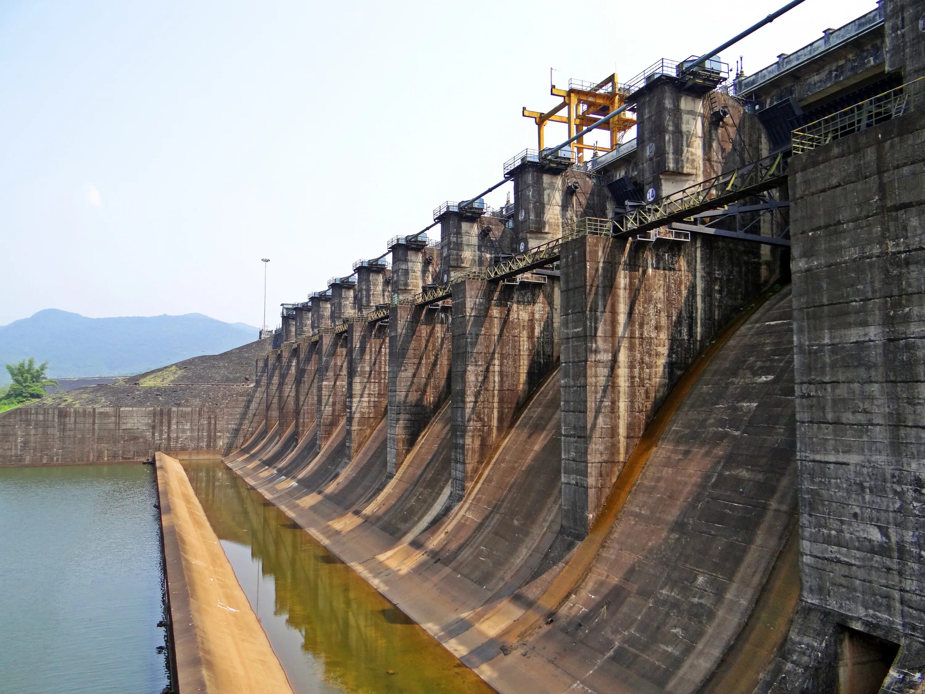Что такое дамба фото. ГЭС В Индии. Плотина чиккахоле (Индия). Байхетаньская плотина. Дамба.