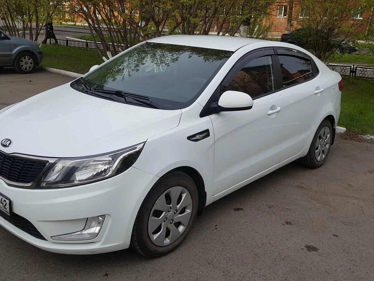 Rio белый. Kia Rio III седан 2013. Kia Rio 2021 белая. Киа Рио 221. Киа Рио 13 года белая.