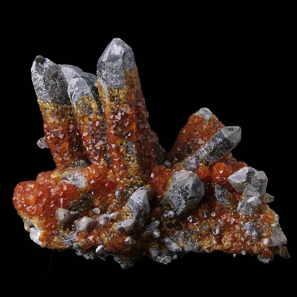 Оранжевый гранат спессартин. Spessartine минерал. Спессартин минерал в природе. Янтарная руда.