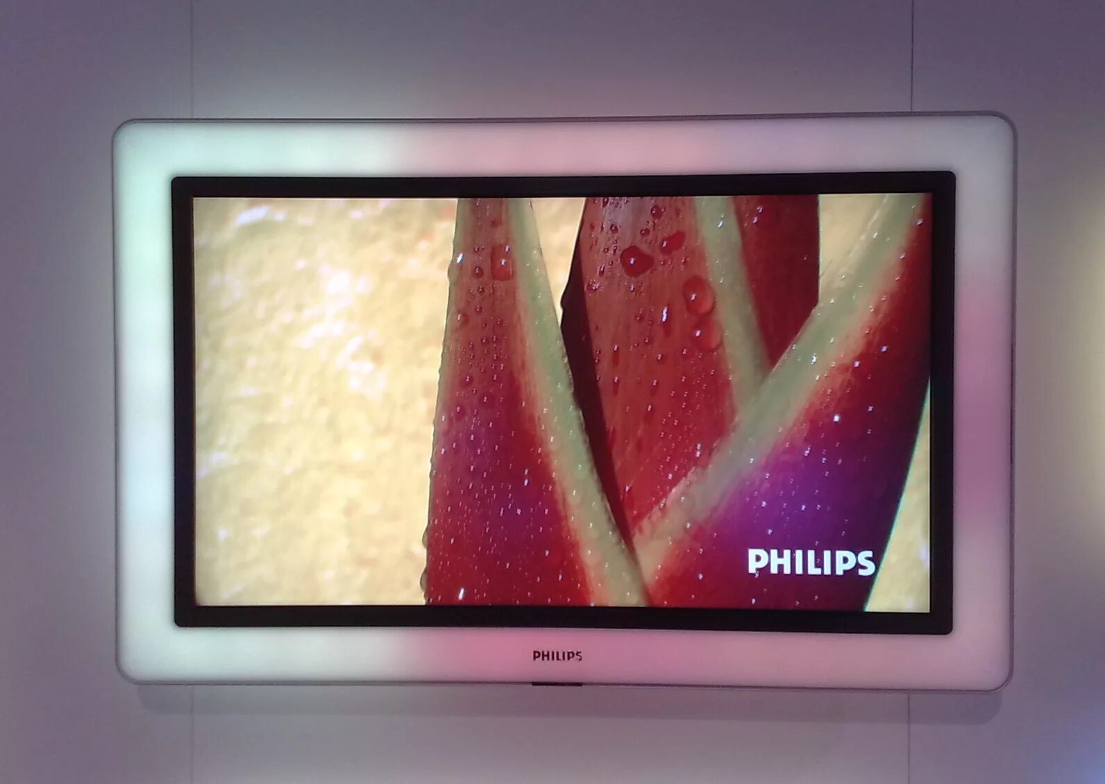 Филипс амбилайт. Телевизор Philips Ambilight 2008 года. Телевизор Philips Ambilight 42. Philips Cineos 42. Телевизор Philips эмбилайт 2008 года.