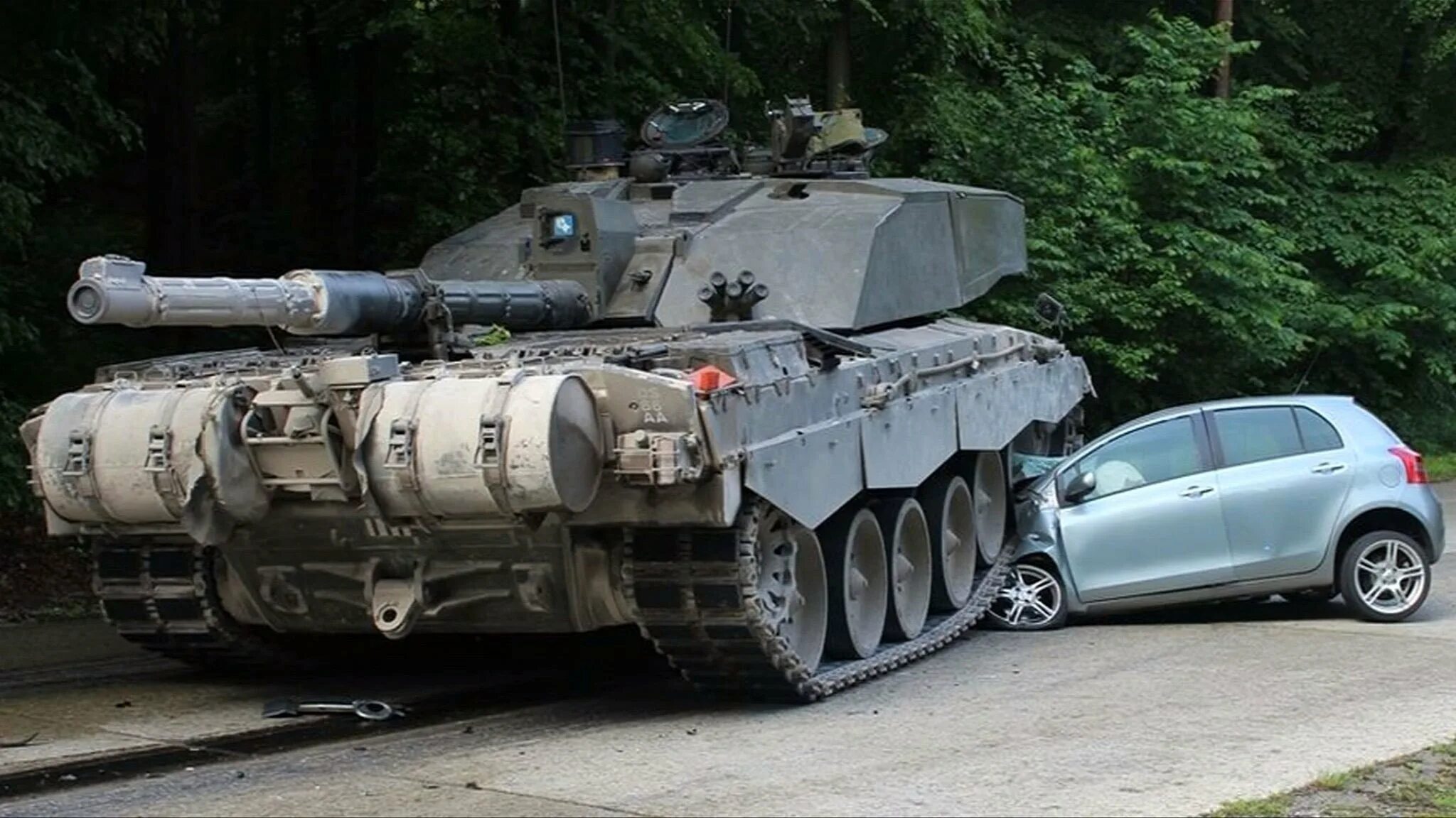 Автомобиль танк страна производитель. Автомобиль танк. Машина танка. Танк переехал машину. Легковушка танк.