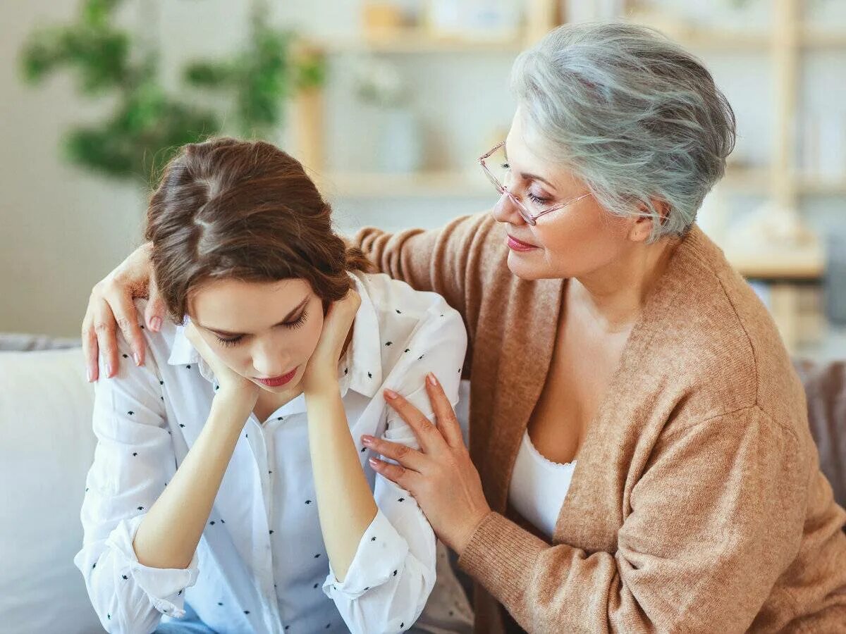 Богатая бабушка с деньгами. Свекровь и муж. Мать и дочь ругаются. Подарок пожилой женщине. Вмешательство родителей.