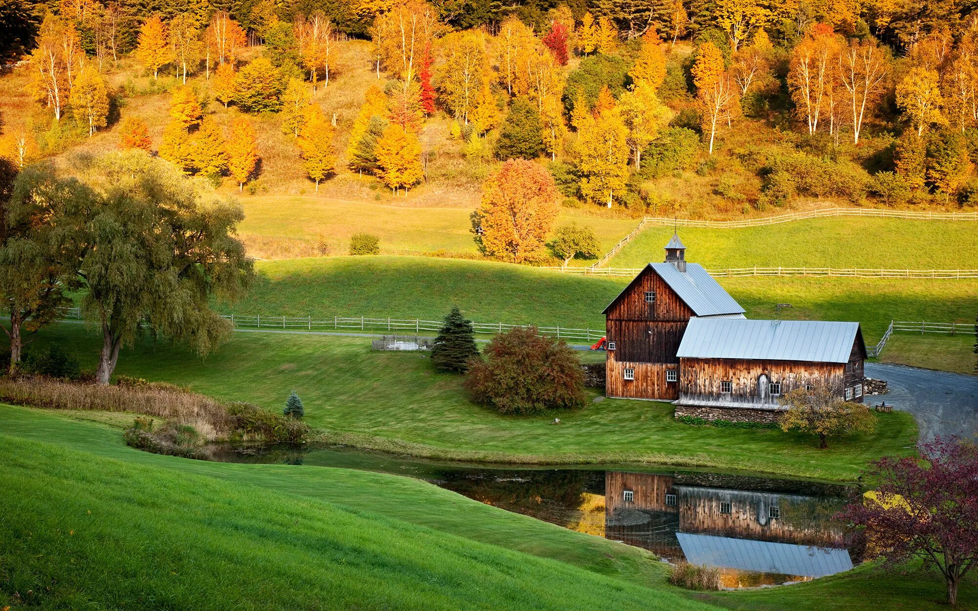 Country photos. Штат Вермонт летом. Штат Вермонт пейзажи поля. Вермонт деревня фото. Фермерский домик осенью.