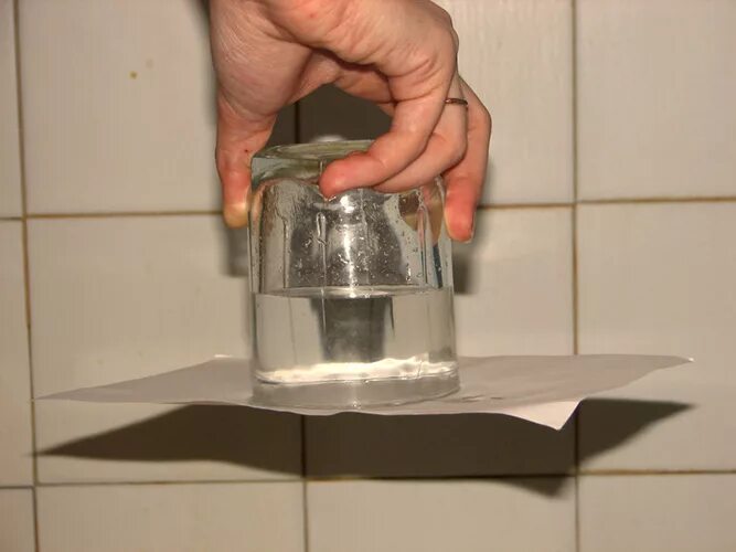 опыт с перевернутым стаканом с водой и бумагой. опыт распускается бумажный цветок в воде. эксперименты с водой. опыты с красками для детей. эксперимент со стаканом воды и бумагой.