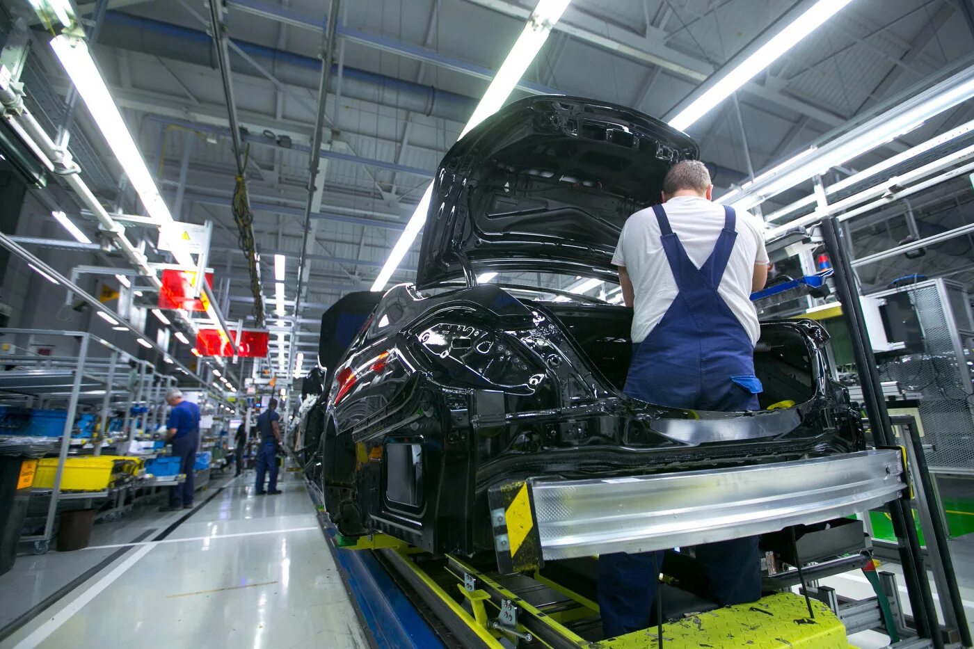 Mercedes line. Конвейер роботы Мерседес. Завод Мерседес роботы. Assembly line Mercedes. Mercedes-Benz Factory.