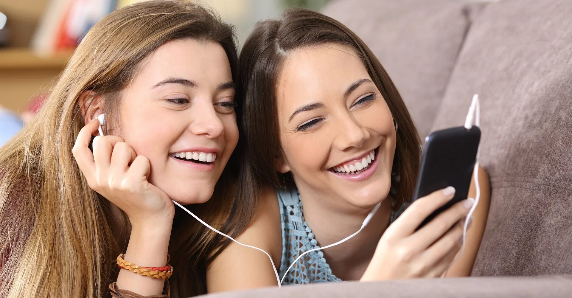 Двое радостные один с телефоном. Listening to Music with friends teens. Радость от умных разговоров. Listen to two friends.