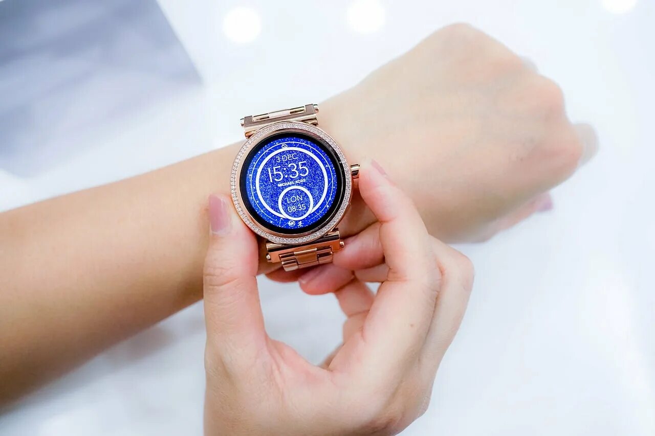 535 значение. Смарт часы женские 2023 лучшие. Красивые часы для аэропорта. Women Smart watch Wallpaper. Smart watches Human.