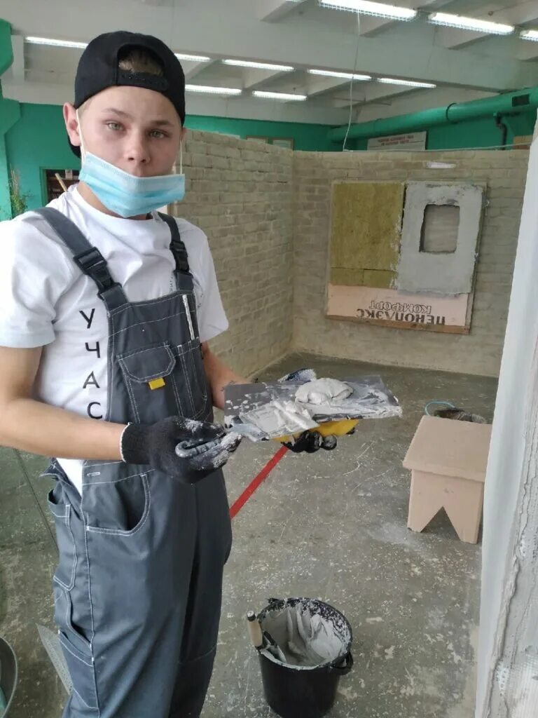 маляр строительный. штукатур в училище. колледж маляр. колледж штукатуров маляров. строительный колледж маляр.