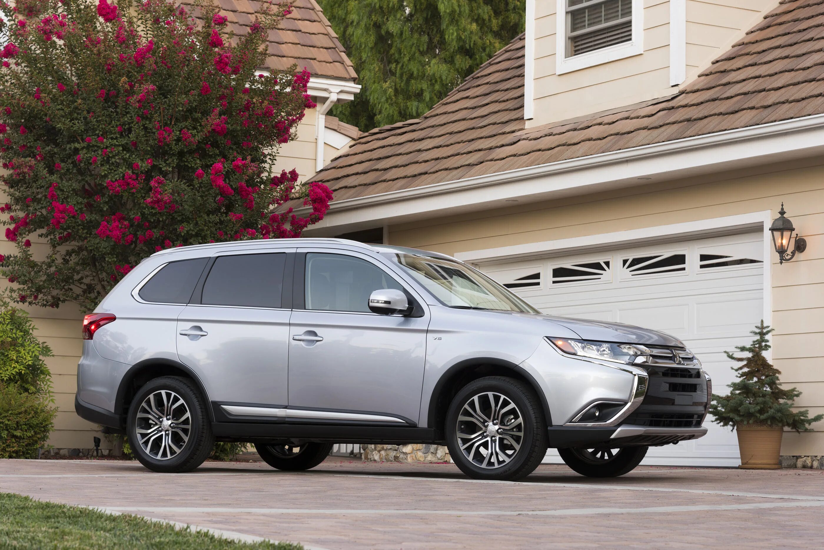 Митсубиши аутлендер мощное предложение. Mitsubishi outlander gt. Митсубиси аутлендер 3 2017. Mitsubishi outlander gt. Митсубиши аутлендер 2018.