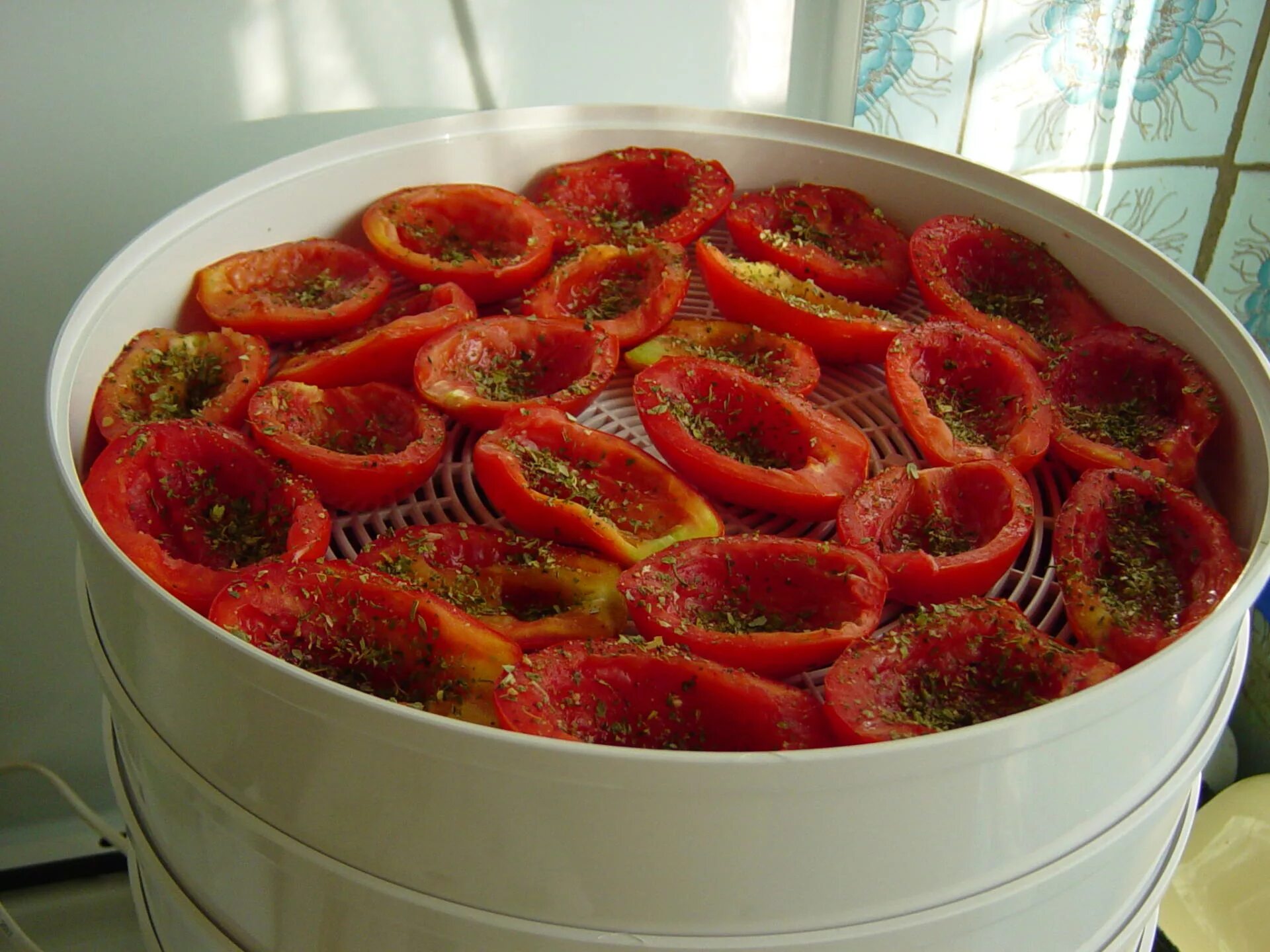 Как приготовить вяленые томаты в домашних условиях. Помидоры черри в электросушилке. Вяленые помидоры черри в сушилке. Помидоры в электросушилке. Помидоры в сушилке для овощей.