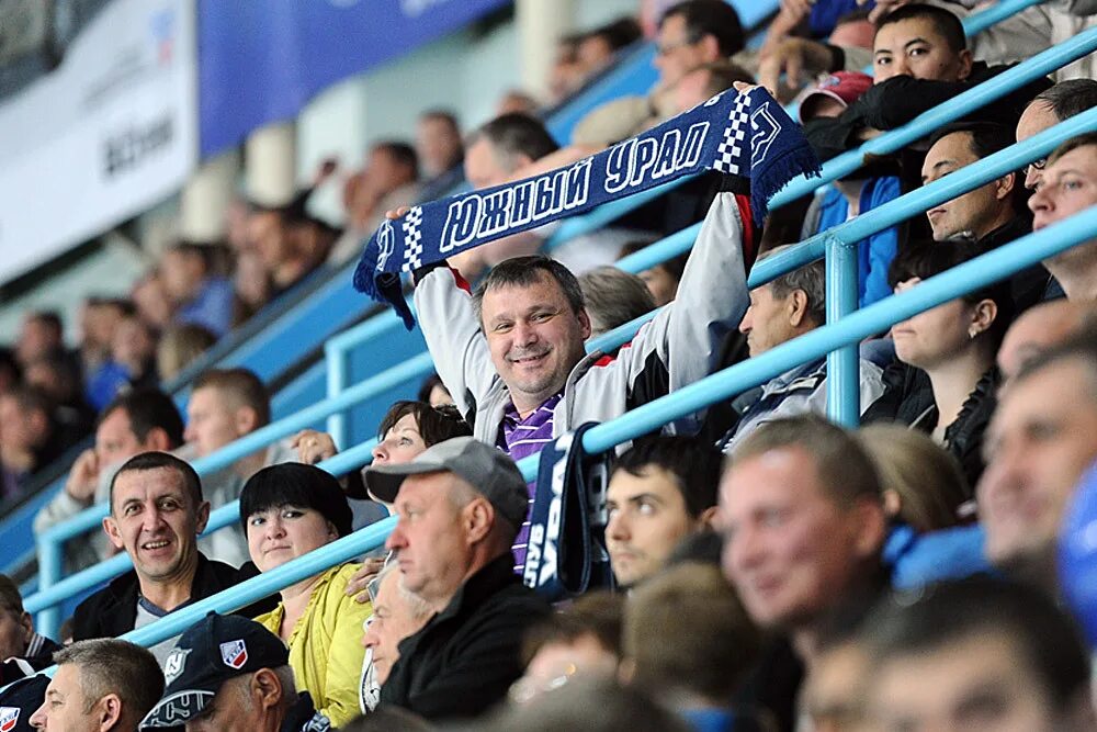 Гостевая болельщиков южный урал. Шарф фанатов хк южный урал орки. Гостевая болельщиков южный урал. Болельщики. Мы болельщики с урала так.