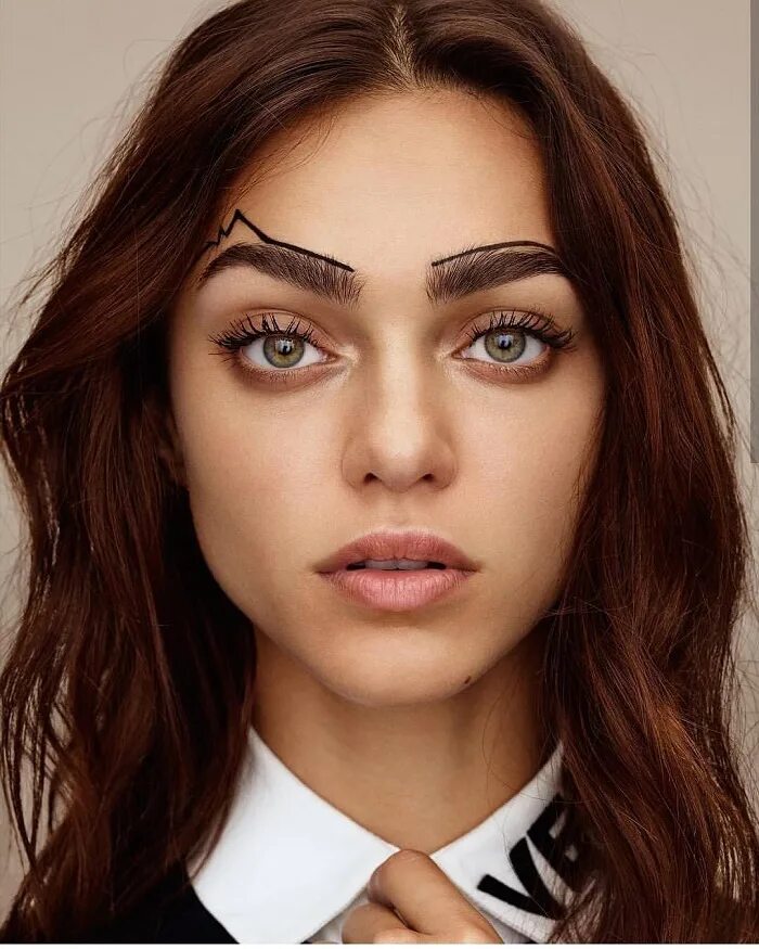 волосы эмилии ратаковски. брови для шатенок. каштановый цвет бровей. каштановый цвет бровей. графичные и натуральные брови.