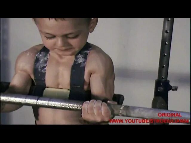 Включи сильное видео. Джулиано строе. Джулиано строе мускулы. Сильный мальчик. Самый сильный мальчик в мире Рахим.